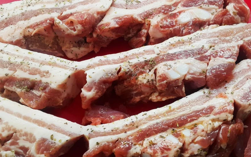 Šoninę marinuokite taip: keli prieskoniai suteiks mėsai sodrų skonį ir malonų minkštumą