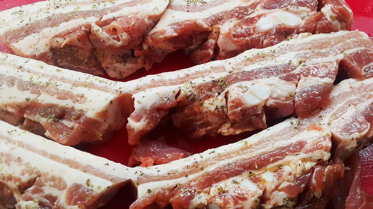 Šoninę marinuokite taip: keli prieskoniai suteiks mėsai sodrų skonį ir malonų minkštumą