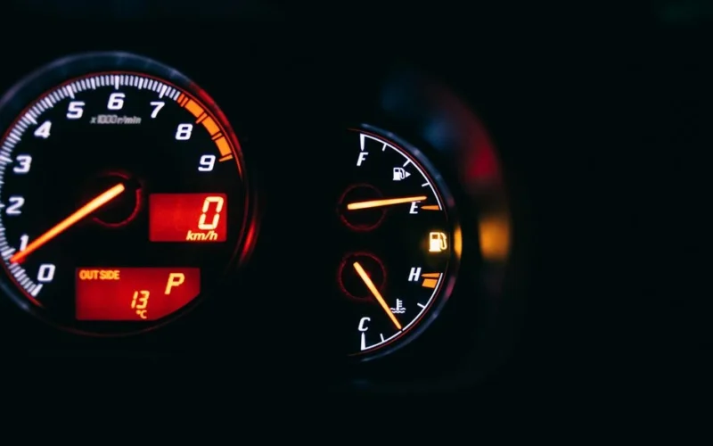 Automobilio akumuliatorius išsikrauna per naktį: kaltininkas gali būti mažas įrenginys