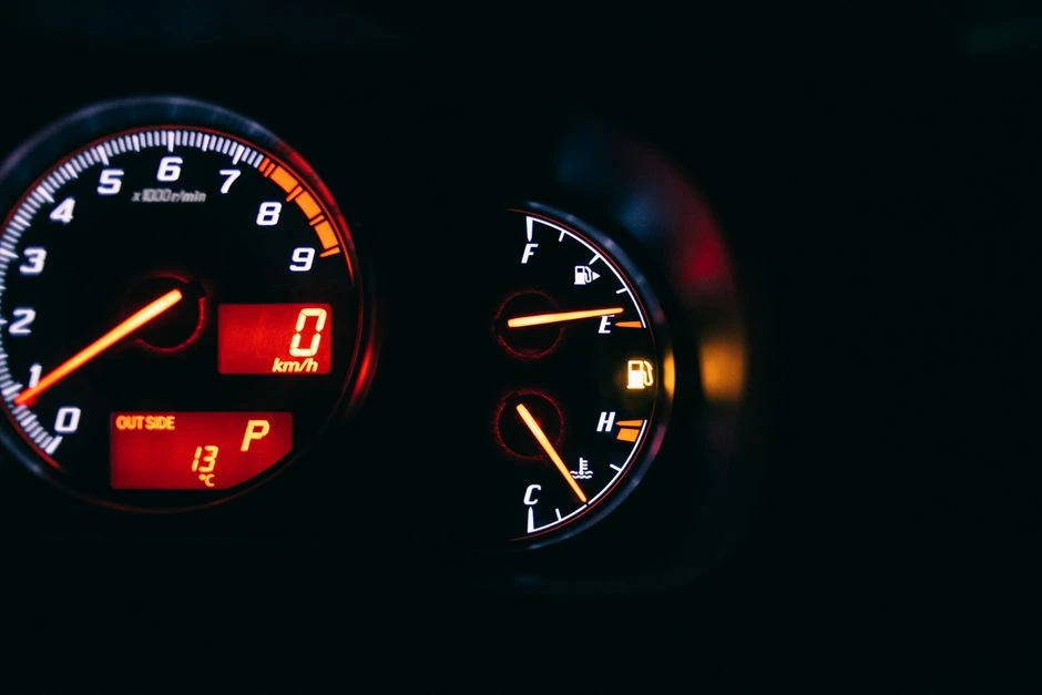 Automobilio akumuliatorius išsikrauna per naktį: kaltininkas gali būti mažas įrenginys