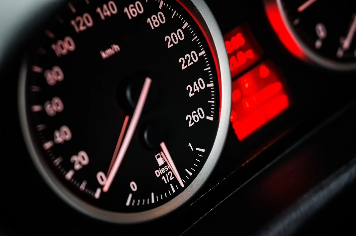 Automobilio akumuliatorius išsikrauna per naktį: kaltininkas gali būti mažas įrenginys