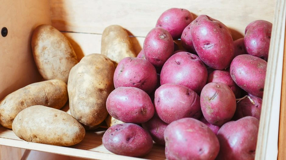 Bulvių luobelės greitai pažaliuoja sandėliuke: viena laikymo klaida pagreitina šį pokytį