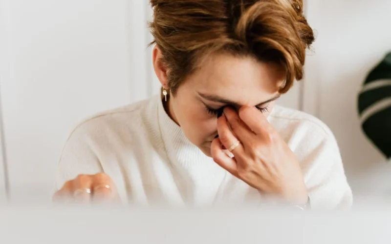 Gydytojai perspėja: šį simptomą žmonės dažnai nurašo nuovargiui, bet tai gali būti rimtesnis signalas