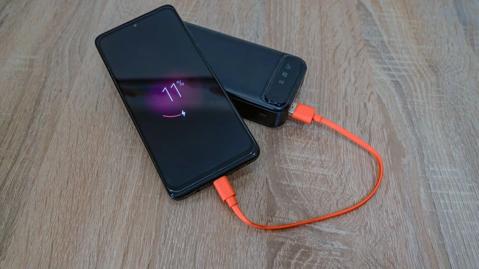 Senas telefonas dar veikia, bet gali tapti pavojingas: ekspertai ragina patikrinti vieną dalyką