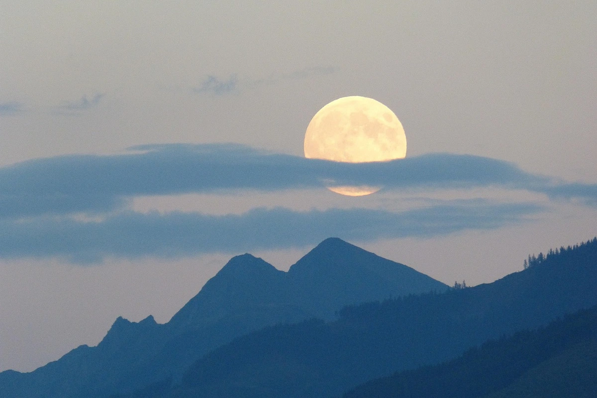Pilnatis ir neramus miegas: ką rodo tyrimai, o ką tik mūsų lūkesčiai