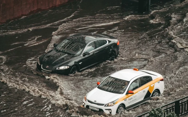 Apsemtas kelias gali kainuoti variklį: kokio gylio vanduo automobiliui jau tampa pavojingas