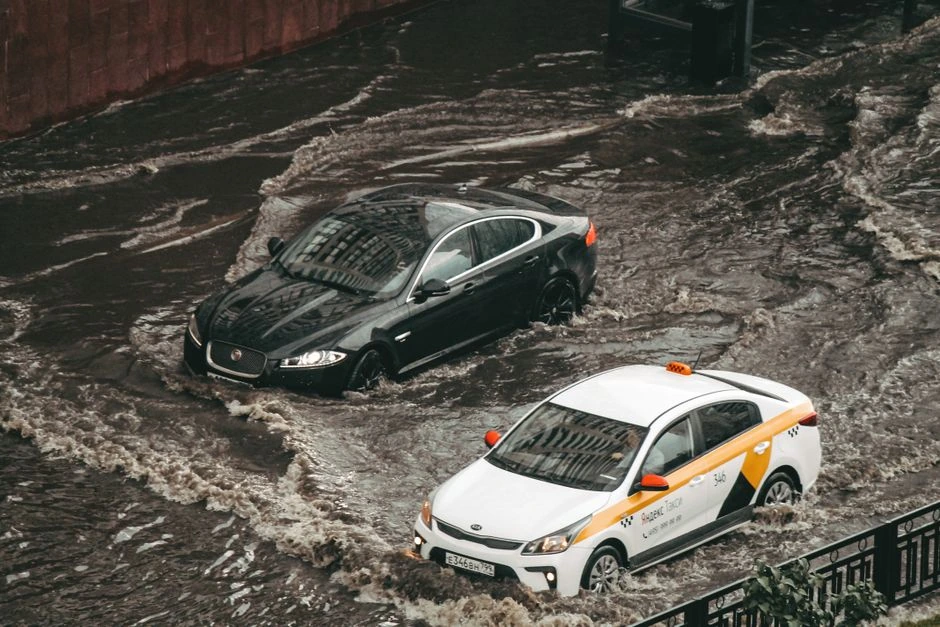 Apsemtas kelias gali kainuoti variklį: kokio gylio vanduo automobiliui jau tampa pavojingas