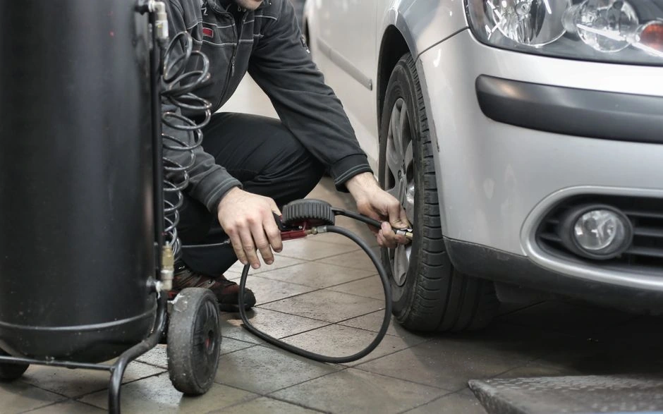 Prieš kelionę vairuotojas paliečia padangas: pirštai iškart parodo, ar slėgis tinkamas