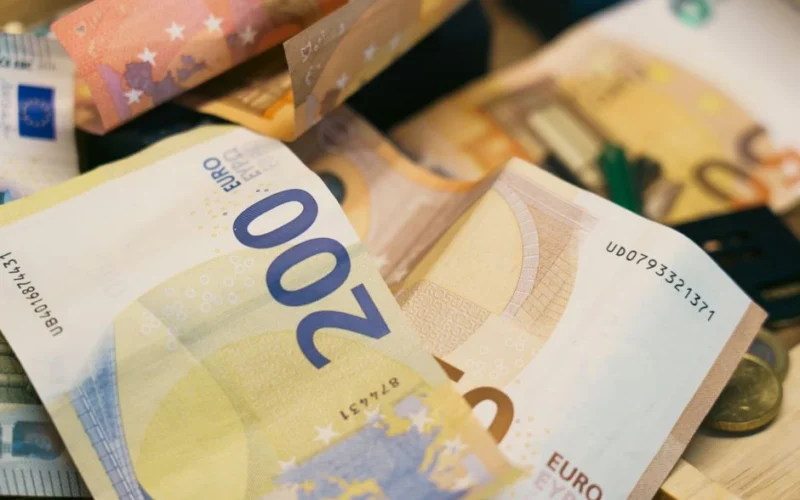 Grynieji pinigai namuose nyksta greičiau nei manėte: juos dažnai suvalgo patogumo mokestis