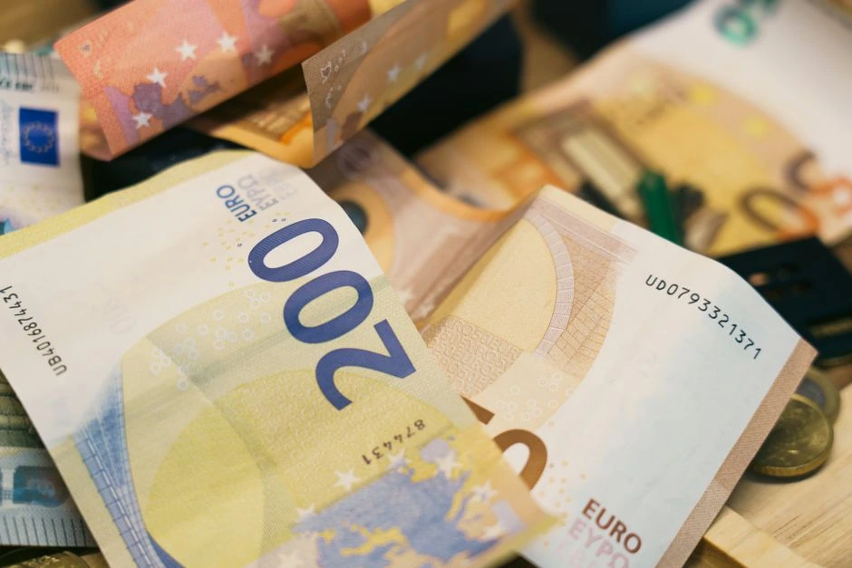 Grynieji pinigai namuose nyksta greičiau nei manėte: juos dažnai suvalgo patogumo mokestis