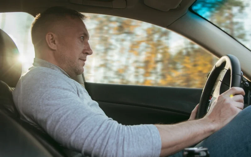 Ilgoje kelionėje vairuotojas nuolat taiso sėdėseną: mažas nustatymas išsaugo jėgas