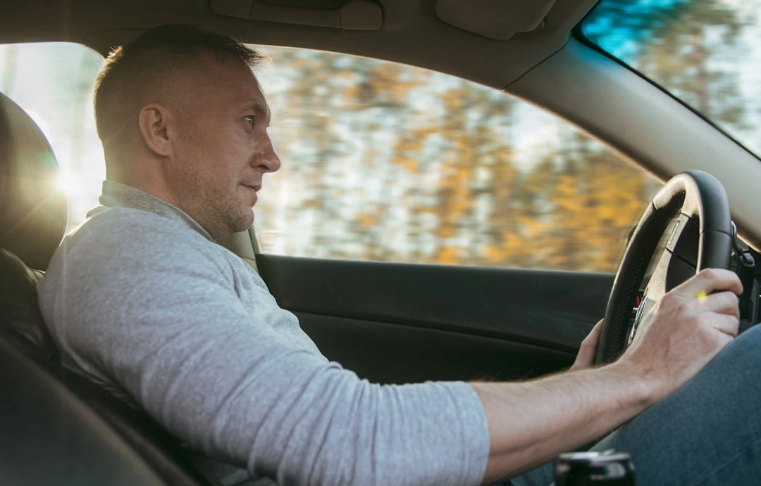 Ilgoje kelionėje vairuotojas nuolat taiso sėdėseną: mažas nustatymas išsaugo jėgas