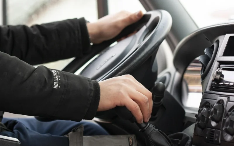 Automašīna pagriezienā sāk čīkstēt: skaņa palīdzēs saprast, vai vainojams stūres mehānisms