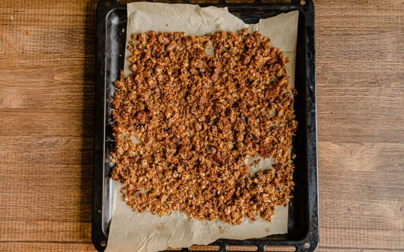 Mājas granola salīp cietā pikā: cepšanas panna parādīs, ko darāt nepareizi
