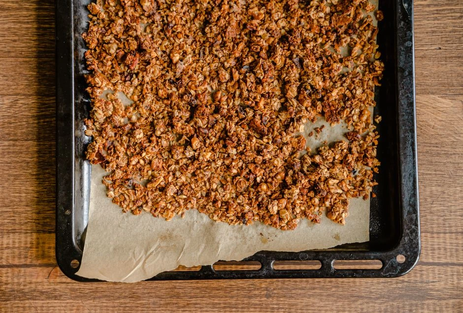 Mājas granola salīp cietā pikā: cepšanas panna parādīs, ko darāt nepareizi
