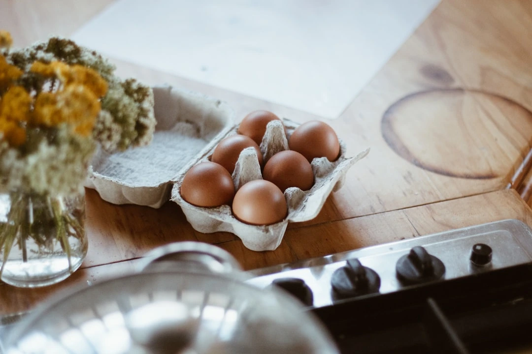 Kuo skiriasi rudi kiaušiniai nuo baltų? Kaip vaikams pasirinkti maistingesnį produktą?