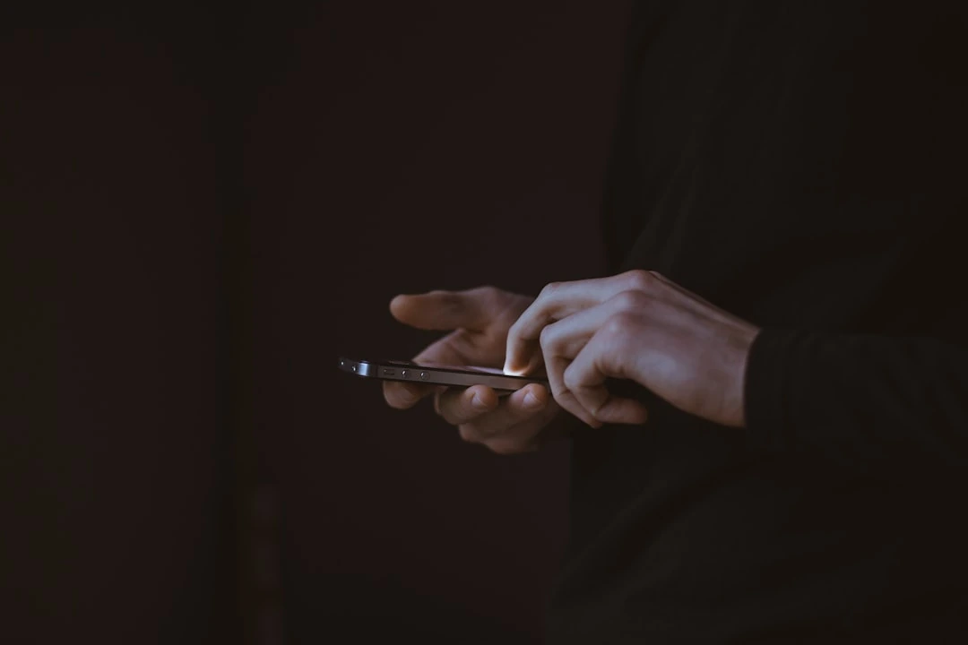Pirštai nutirpsta laikant telefoną: kada kalta poza, o kada reikalingas gydytojo vertinimas