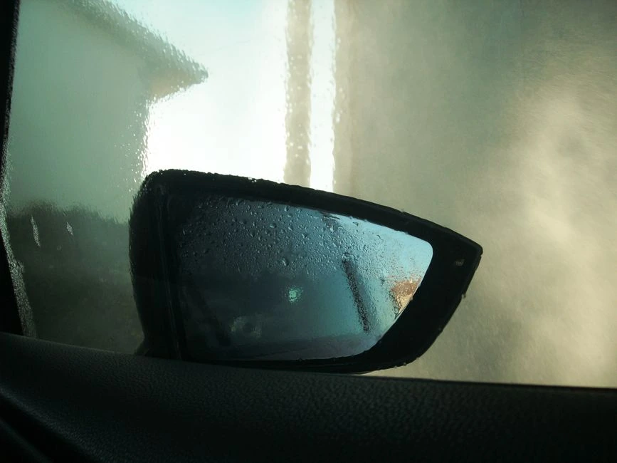 Po vasaros automobilio salone tvyro saldus kvapas: patikra atskleidžia, kur kaupiasi drėgmė