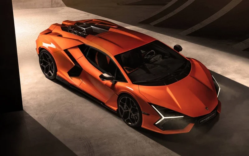 „Lamborghini“ atdzīvināja savu lielāko leģendu: jaunais „Revuelto“ paredzēts tiem, kuri saprot „Miura“ burvību