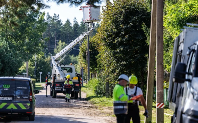 Žmonės vis dar be elektros