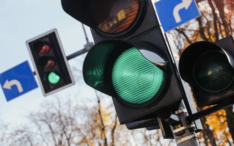 Priecīga ziņa autovadītājiem: no 1. novembra Lietuvā atkal mirgos luksofora zaļais signāls