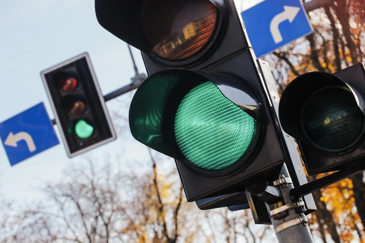 Priecīga ziņa autovadītājiem: no 1. novembra Lietuvā atkal mirgos luksofora zaļais signāls