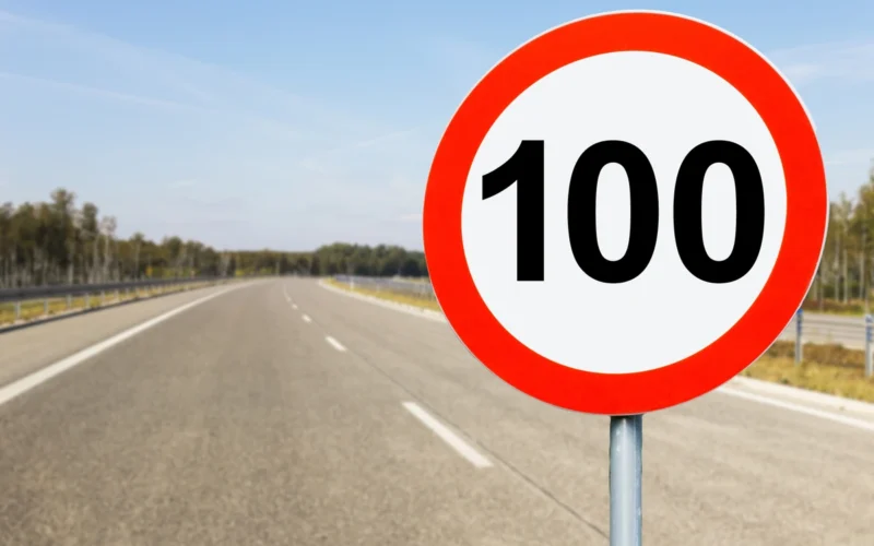 100 km/h automobilio greitis