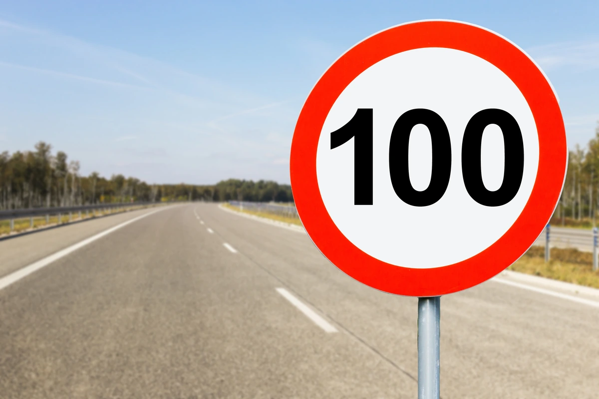 100 km/h automobilio greitis