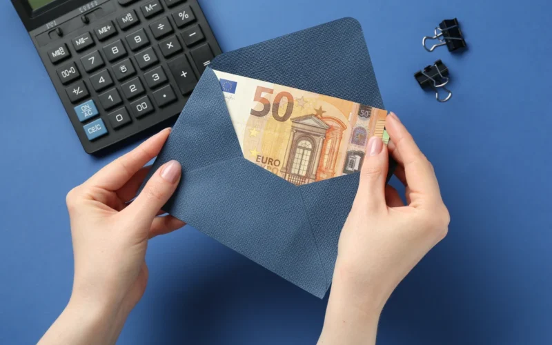 Uzticējās „investīciju speciālistei”: no bankas konta pazuda gandrīz 52 tūkstoši eiro