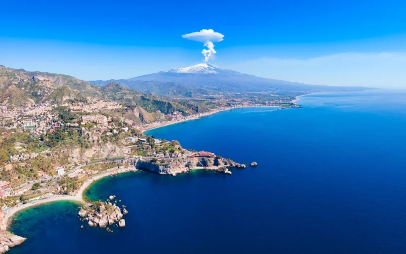 Etna spjaudosi lava