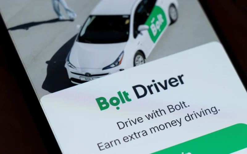 „Bolt“ vadītāju protests: divas dienas aicināja neieslēgt lietotni – „par šādiem tarifiem vairs nav izdevīgi braukt“