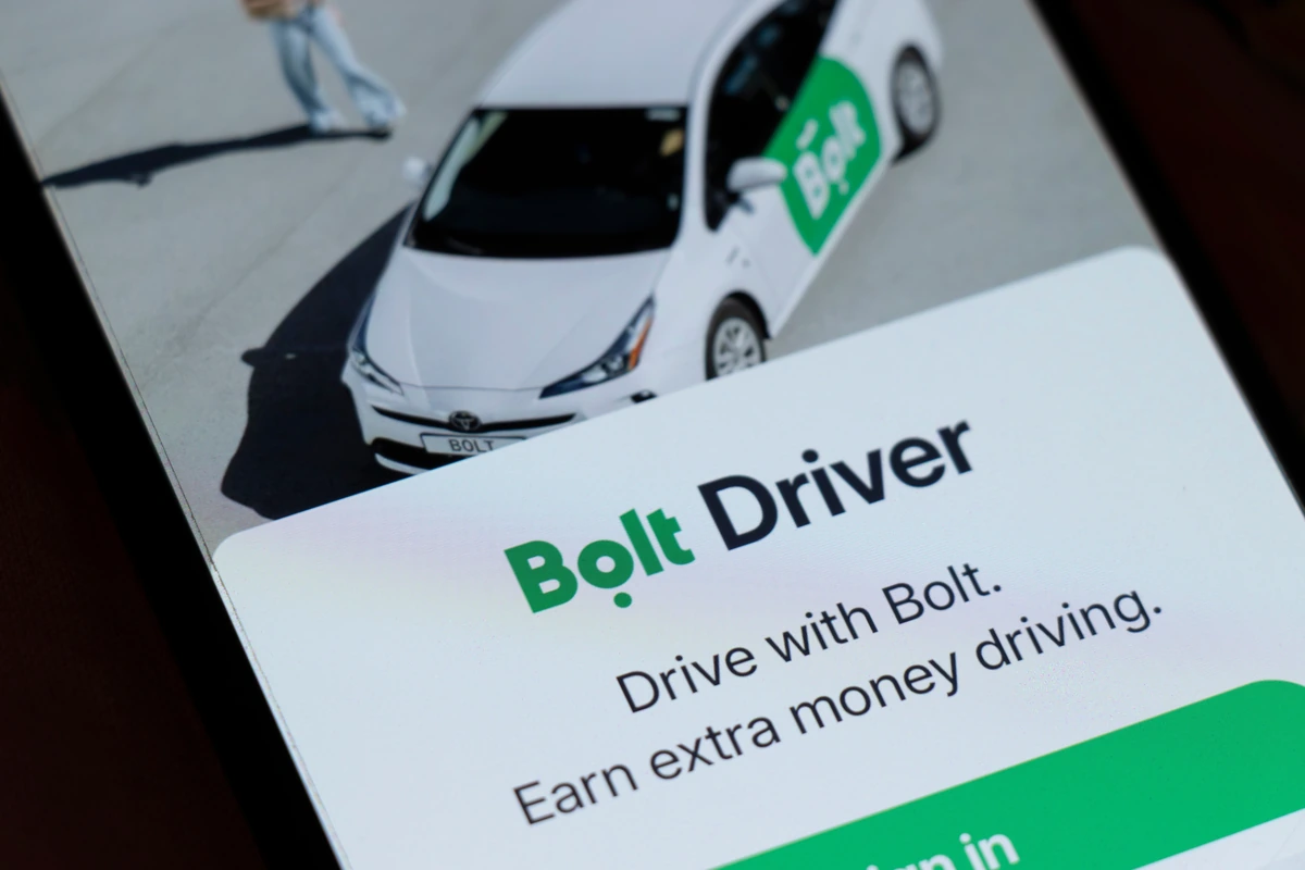 „Bolt“ vadītāju protests: divas dienas aicināja neieslēgt lietotni – „par šādiem tarifiem vairs nav izdevīgi braukt“