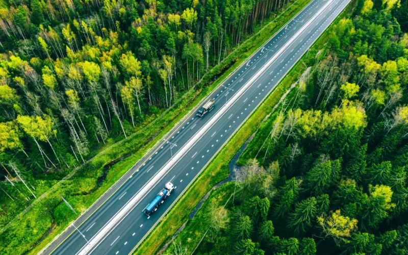 Eiropā kļūst vairāk kravas automašīnu, bet elektriskā nākotne vēl gaida laukumā