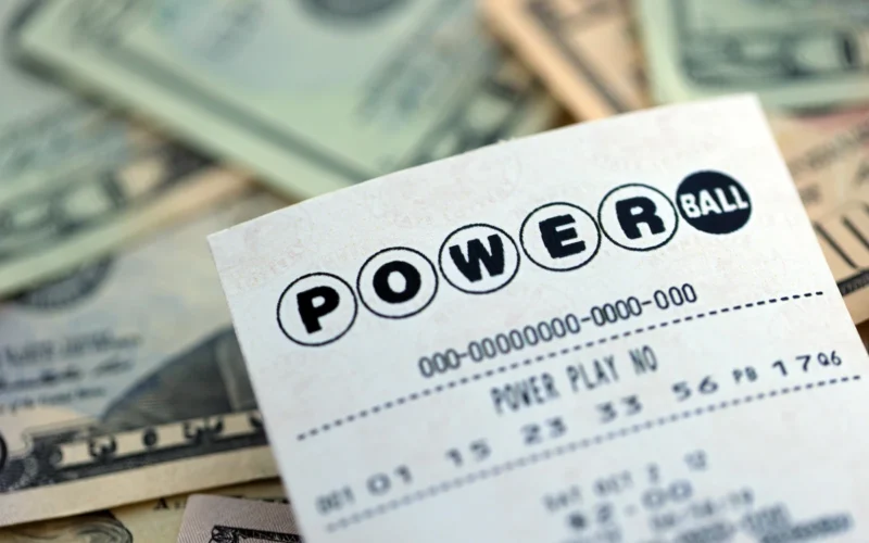 Iebrauca degvielas uzpildes stacijā – iznāca miljardieris: viena „Powerball“ biļete cilvēkam atnesa neticamu summu