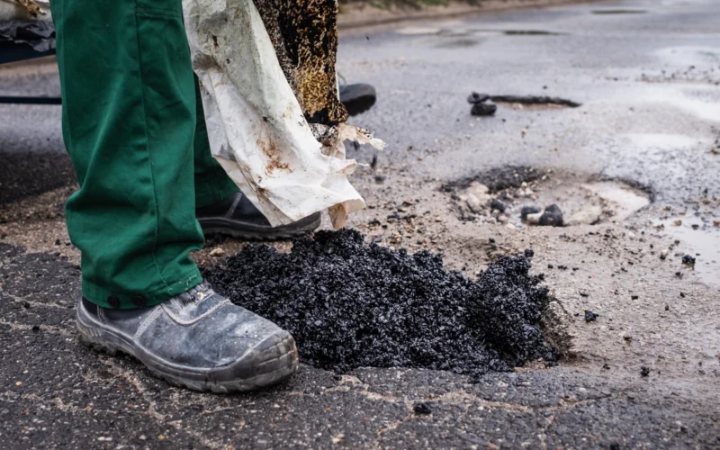 Briest liela problēma: Lietuvas reģionālie ceļi pārvēršas par „aramajiem laukiem“ – vēl daži šādi gadi, un braukšana pa tiem būs īsts pārbaudījums