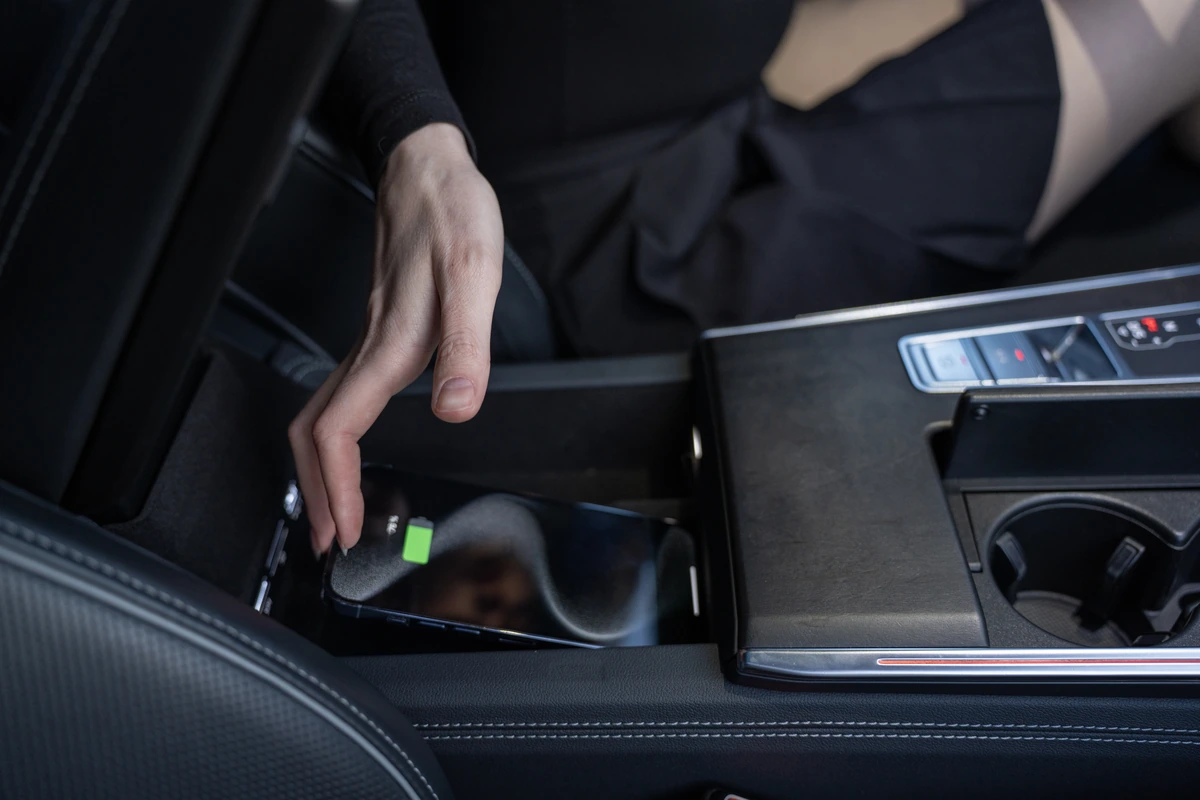 Telefono įkrovimas automobilyje