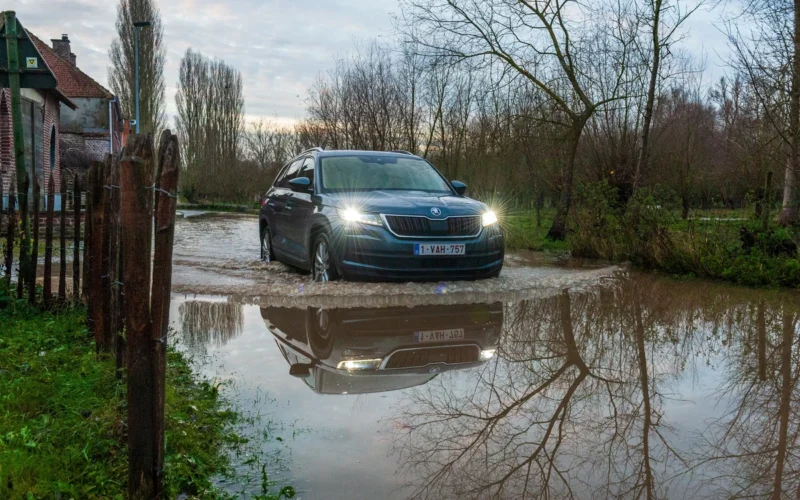 SUV važiuojantis per apsemtą kelią