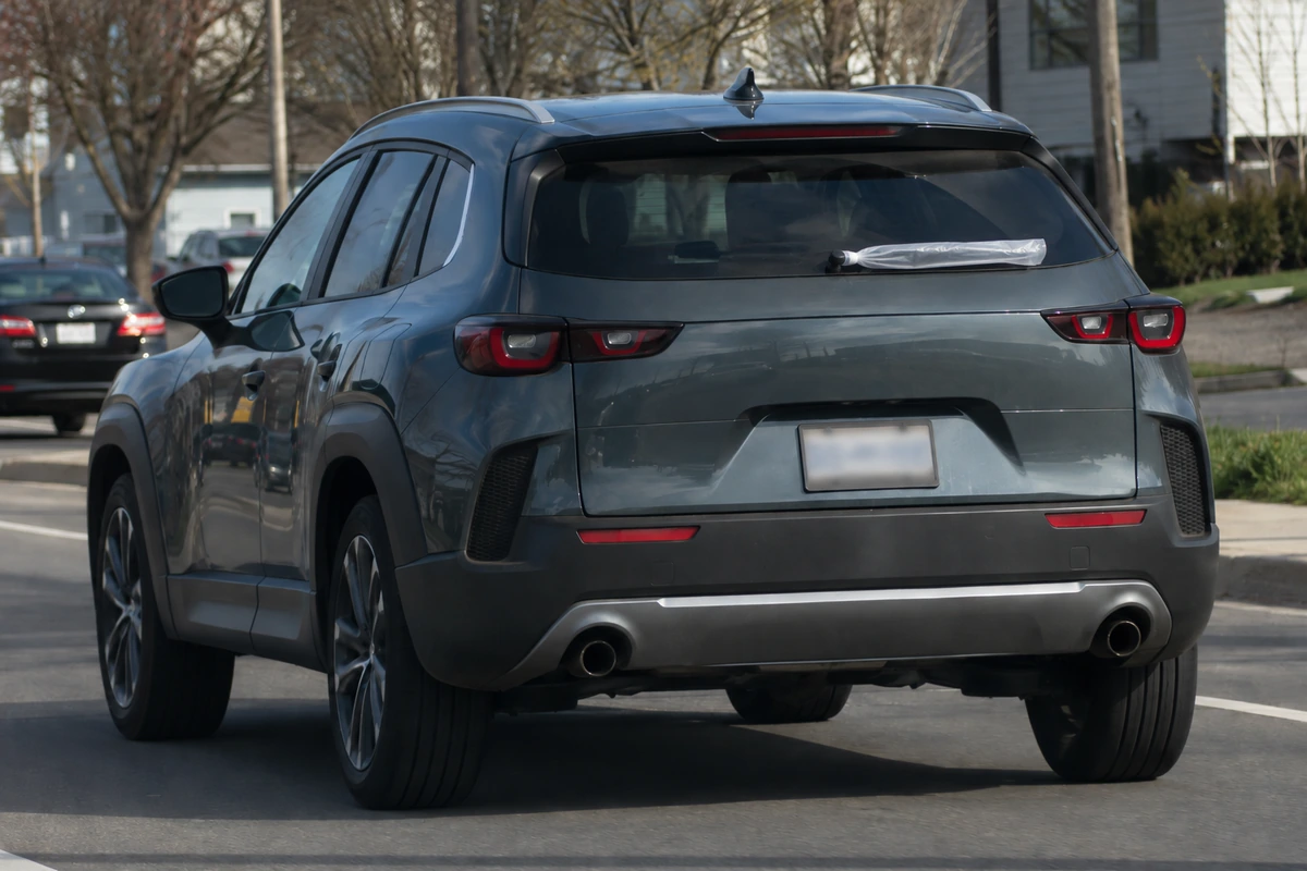 Automobilis ir maišelis ant galinio lango valytuvo