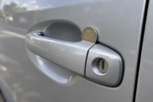 2 eurų moneta užkišta už durelių