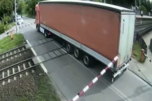 Lenkijoje vilkikas liko ant bėgių