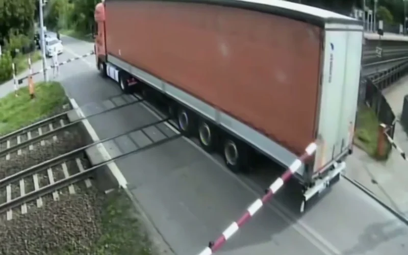 Lenkijoje vilkikas liko ant bėgių