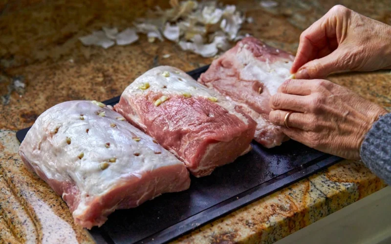 Kiaulieną marinuokite su keliais paprastais priedais: mėsa taps minkšta ir kvapni