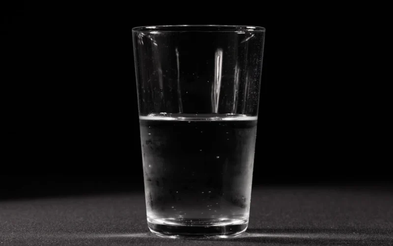 Ko ar ķermeni izdara glāze ūdens uzreiz pēc pamošanās — ārsti skaidro