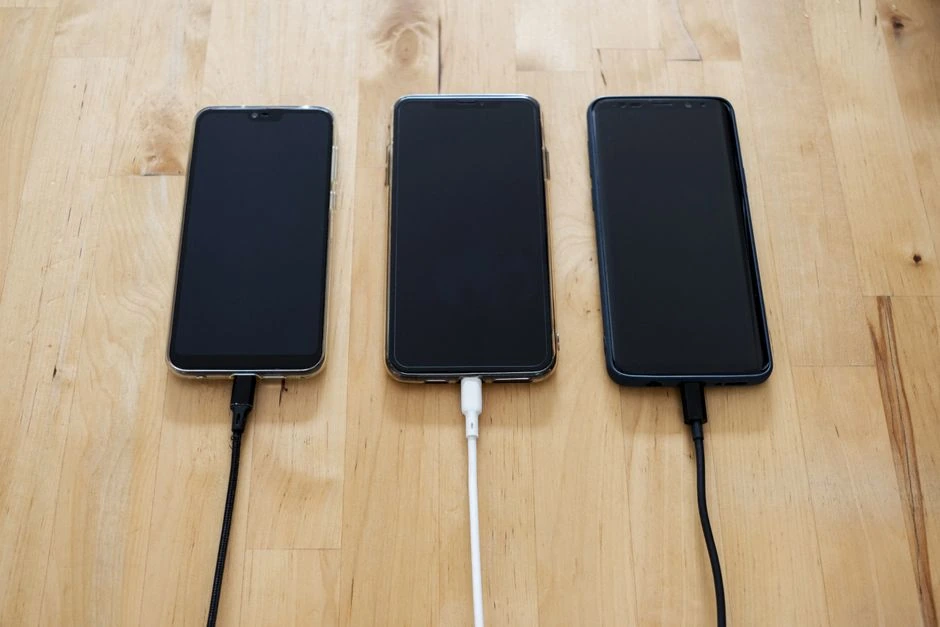 Ekspertai įvardijo įprotį, kuris tyliai kenkia telefono baterijai