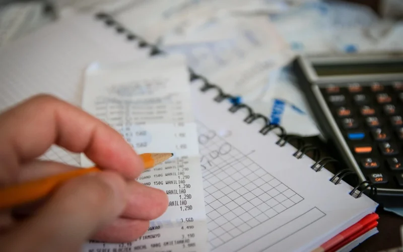 Finansiniai rūpesčiai gali sendinti smegenis greičiau nei manėme, rodo tyrimas