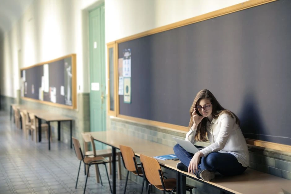 Pirmais septembris pieaugušo atgriež skolas gaitenī: kāpēc atceramies zvanu un krītu