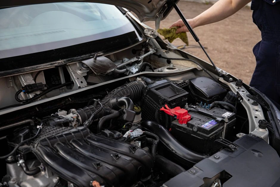 Ryte automobilis sunkiai užsiveda, o vakare veikia gerai: kaltas gali būti vienas kontaktas