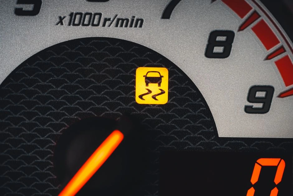 Užsidegė „Check Engine“? Štai ką tai gali reikšti ir kada būtina nedelsiant sustoti