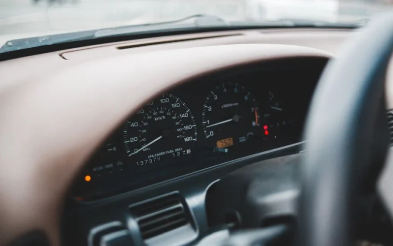 Užsidegė „Check Engine“? Štai ką tai gali reikšti ir kada būtina nedelsiant sustoti