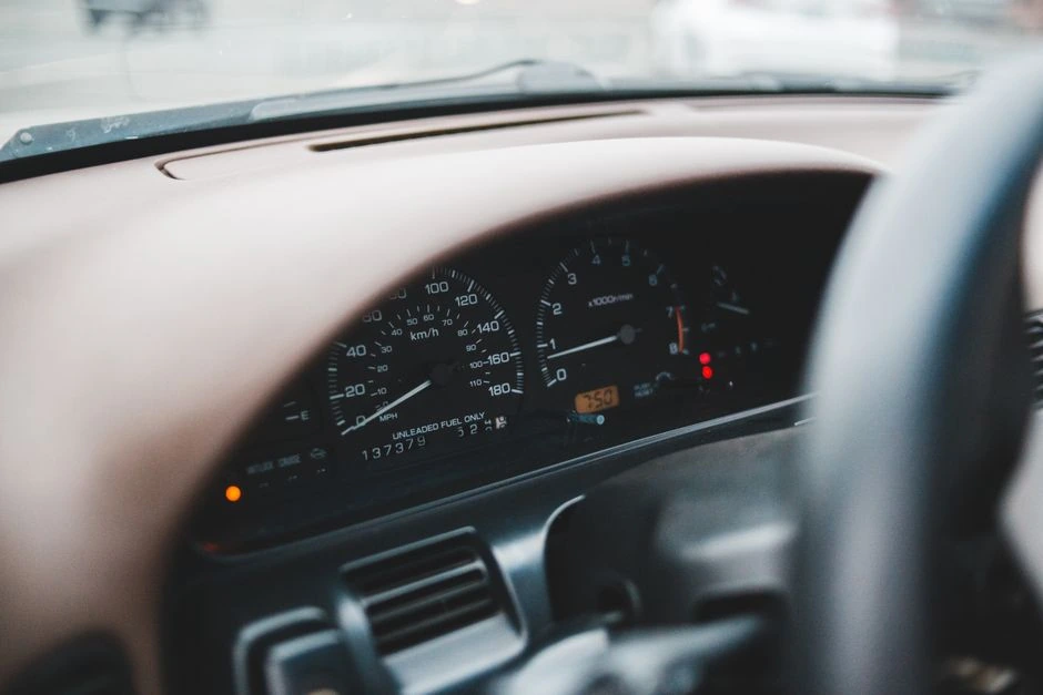 Užsidegė „Check Engine“? Štai ką tai gali reikšti ir kada būtina nedelsiant sustoti